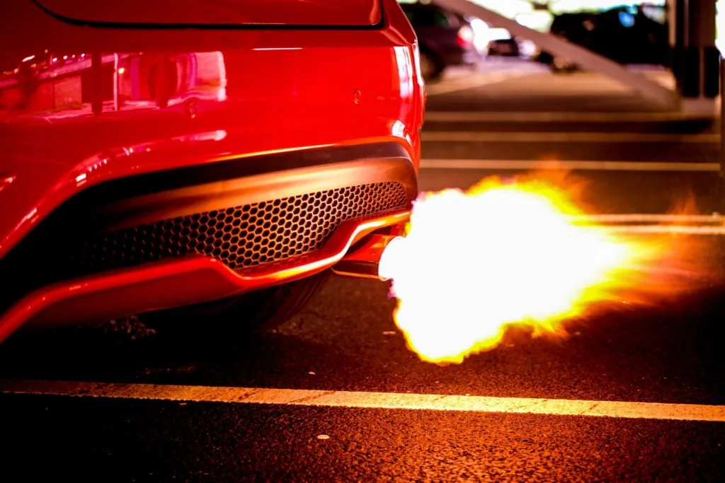 Flamme aus dem Endrohr